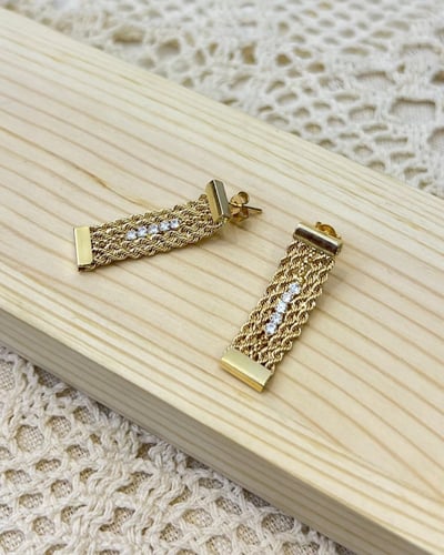 حلق ذهب عيار 18 تصميم الماس الوزن : 4.5g