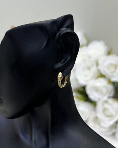 حلق ذهب عيار 18 تصميم الماس الوزن : 2.1g