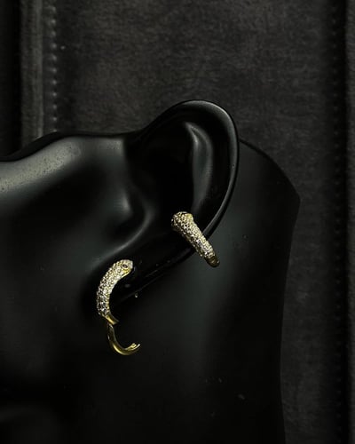 حلق ذهب عيار 18 تصميم الماس الوزن : 3.3g