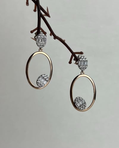 حلق ذهب روز قولد عيار 18 تصميم الماس الوزن : 3.2g