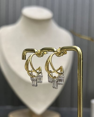 حلق ذهب عيار 18 تصميم الماس الوزن : 5.6g