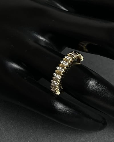 خاتم ذهب عيار 18 تصميم الماس الوزن : 2.4g