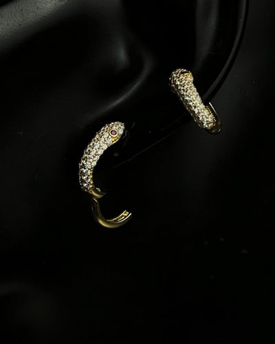 حلق ذهب عيار 18 تصميم الماس الوزن : 3.3g