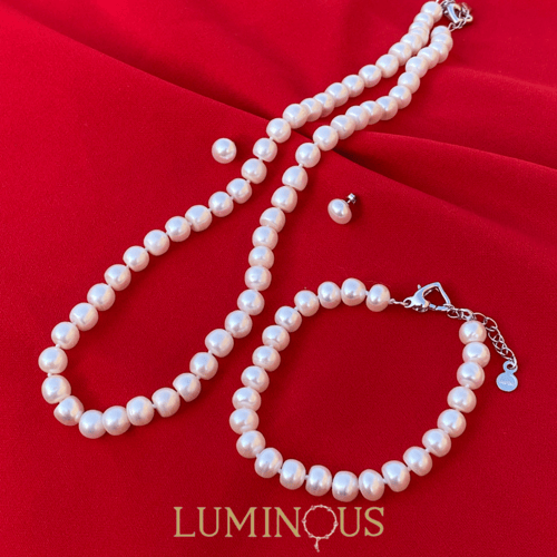 طقم اللؤلؤ الأنيق