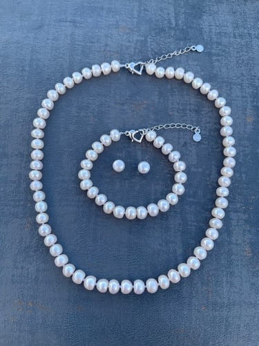 طقم اللؤلؤ الأنيق