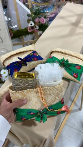 سلة خوص رمضانية بداخلها سجاده ومبخره كرستال ومسبحة