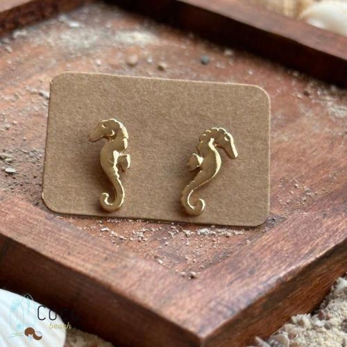 أقراط فرس البحر الذهبية الناعمة من كوكو بيتش - بتص...