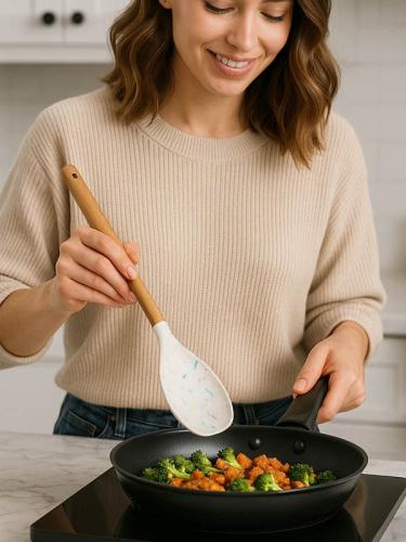 ملعقة طعام للطبخ سيليكون بمقبض خشبي لغرف وتحريك ال...