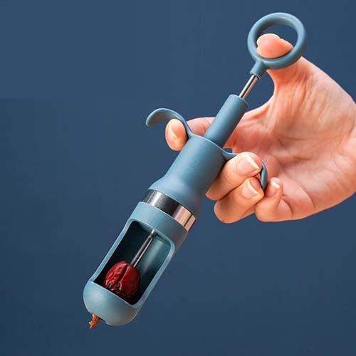 أداة إزالة نواة التمر حيث تقوم باستخلاص النواة بطر...