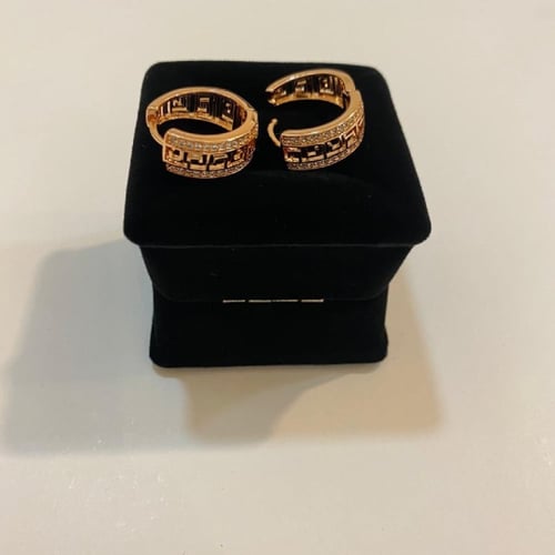 أقراط مطلية ذهب بفصوص زركون طبيعي