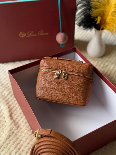 شنطة لورو بيانا