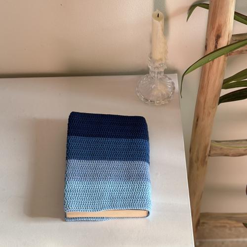 غلاف كتاب بـ تدرجات الأزرق