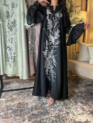 جلابية اسود مزينة بتل مطرز لامع