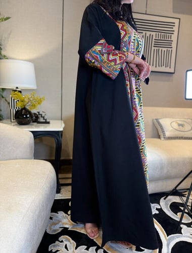 جلابية أسود ملونة بالوسط بالوان زاهية