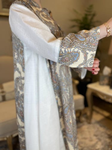 جلابية لنن بنقشة ربيانة اوف وايت سماوي