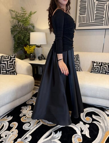 فستان أسود ببروشات ذهبي