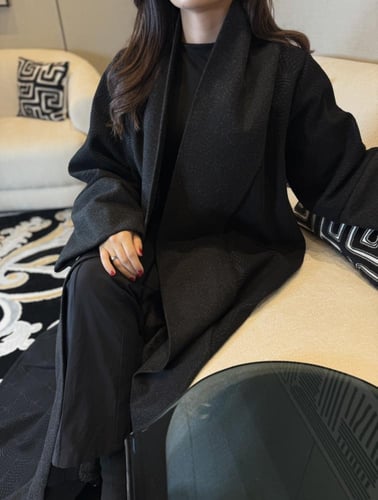 فروة بقصة عباية جوخ لون اسود مبطنة بفرو