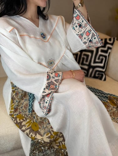 جلابية لنن هندي بطابع فرعوني لون سكري