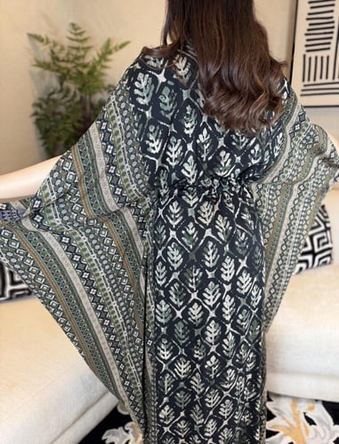 جلابية ناعمة كشمير زم عالخصر ملونة لون أخضر