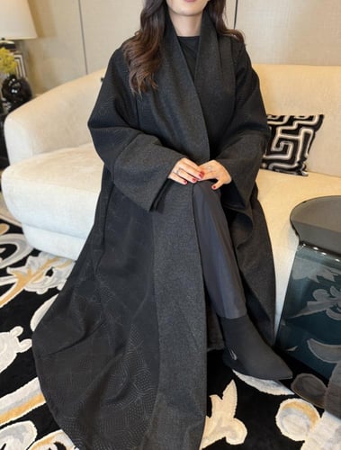 فروة بقصة عباية جوخ لون اسود مبطنة بفرو