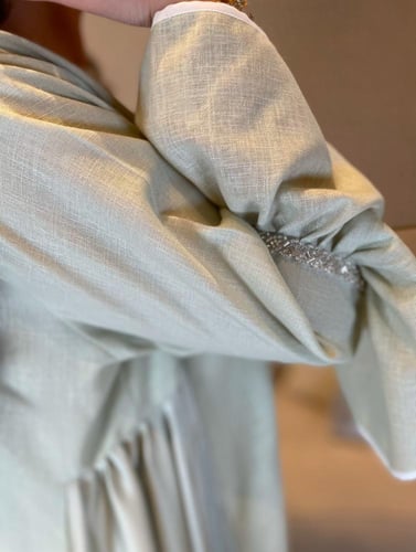 جلابية تفاحي فاتح بتل مطرز لامع