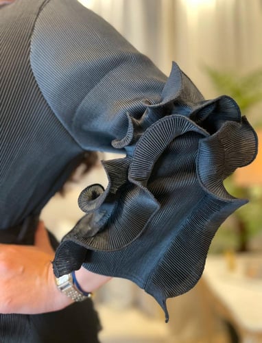 فستان اسود بحركة عالاطراف