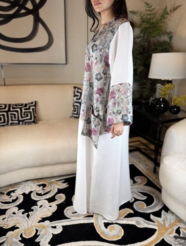 جلابية راقية بالوان الزهور ( اوف وايت)
