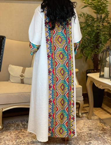 جلابية اوف وايت ملونة بالوان زاهية بالوسط