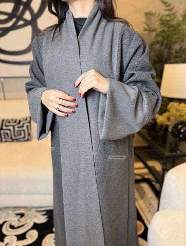 فروة بقصة عباية جوخ لون رمادي مبطنة بفرو