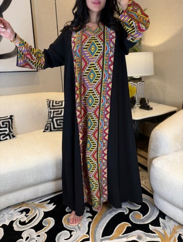 جلابية أسود ملونة بالوسط بالوان زاهية