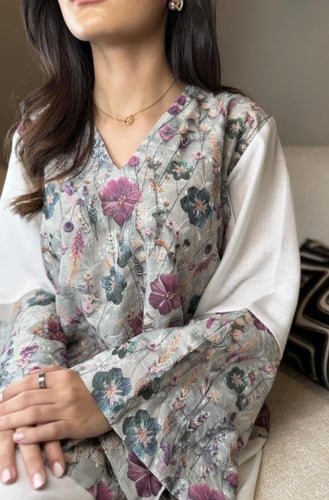 جلابية راقية بالوان الزهور ( اوف وايت)