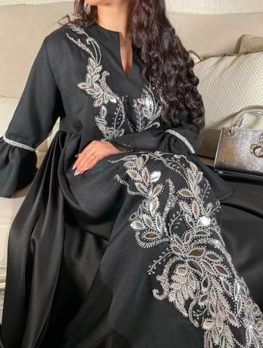 جلابية اسود مزينة بتل مطرز لامع
