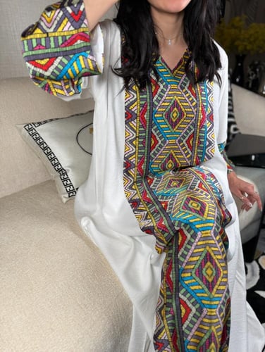 جلابية اوف وايت ملونة بالوان زاهية بالوسط