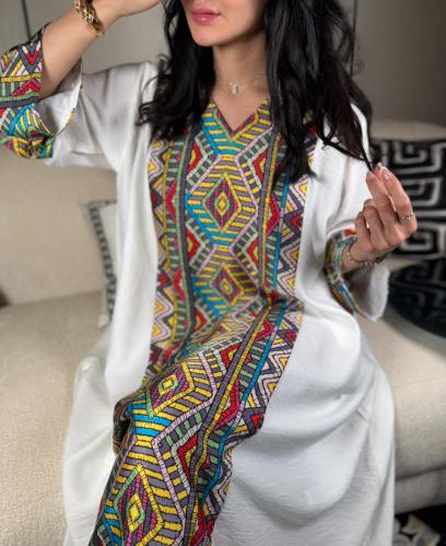 جلابية اوف وايت ملونة بالوان زاهية بالوسط