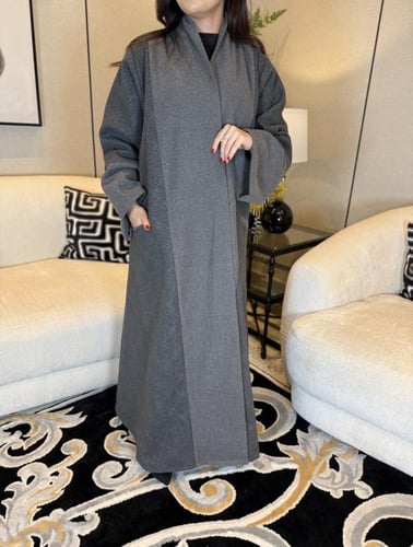 فروة بقصة عباية جوخ لون رمادي مبطنة بفرو