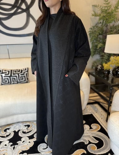 فروة بقصة عباية جوخ لون اسود مبطنة بفرو