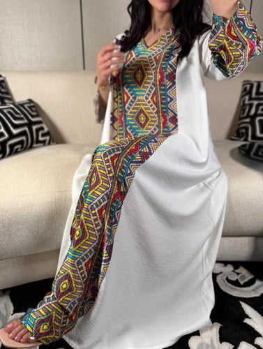 جلابية اوف وايت ملونة بالوان زاهية بالوسط