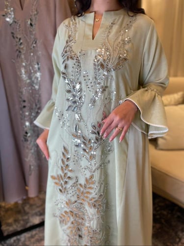 جلابية تفاحي فاتح بتل مطرز لامع