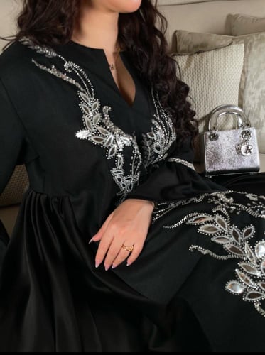 جلابية اسود مزينة بتل مطرز لامع