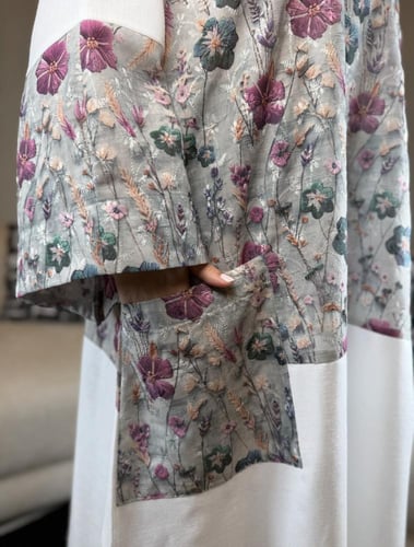 جلابية راقية بالوان الزهور ( اوف وايت)