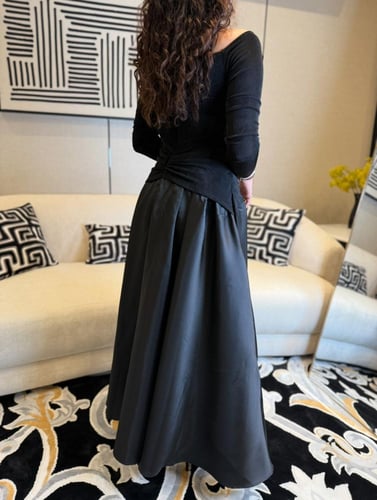 فستان أسود ببروشات ذهبي