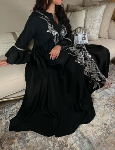 جلابية اسود مزينة بتل مطرز لامع