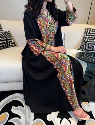 جلابية أسود ملونة بالوسط بالوان زاهية