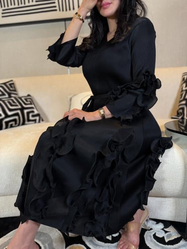 فستان اسود بحركة عالاطراف