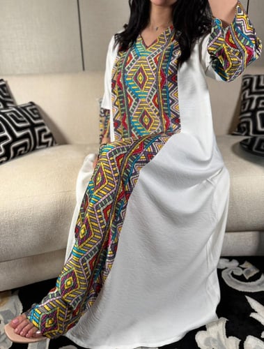 جلابية اوف وايت ملونة بالوان زاهية بالوسط