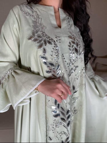 جلابية تفاحي فاتح بتل مطرز لامع