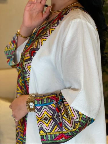 جلابية اوف وايت ملونة بالوان زاهية بالوسط