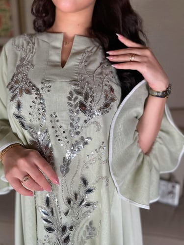 جلابية تفاحي فاتح بتل مطرز لامع