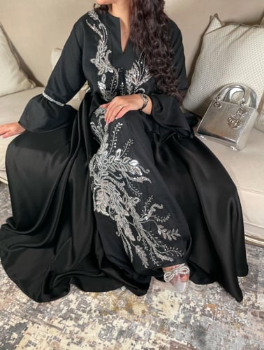 جلابية اسود مزينة بتل مطرز لامع