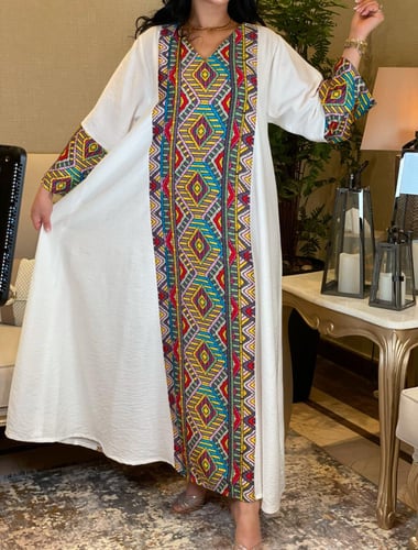 جلابية اوف وايت ملونة بالوان زاهية بالوسط